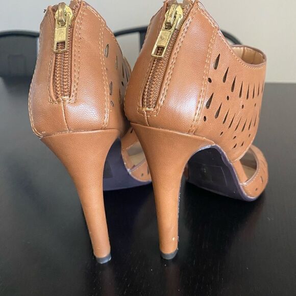 Tan Open toe perforated 4” heels 6M - Picture 4 of 7